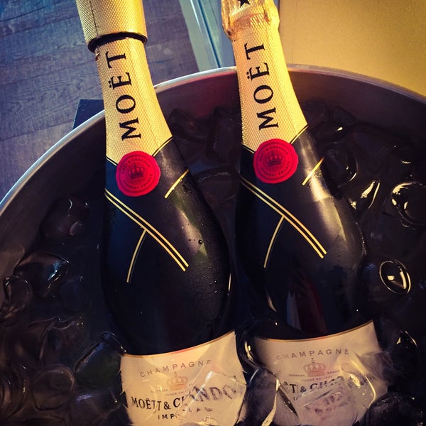 Complimentary Moët in the Club lounge (and snacks and breakfast!)