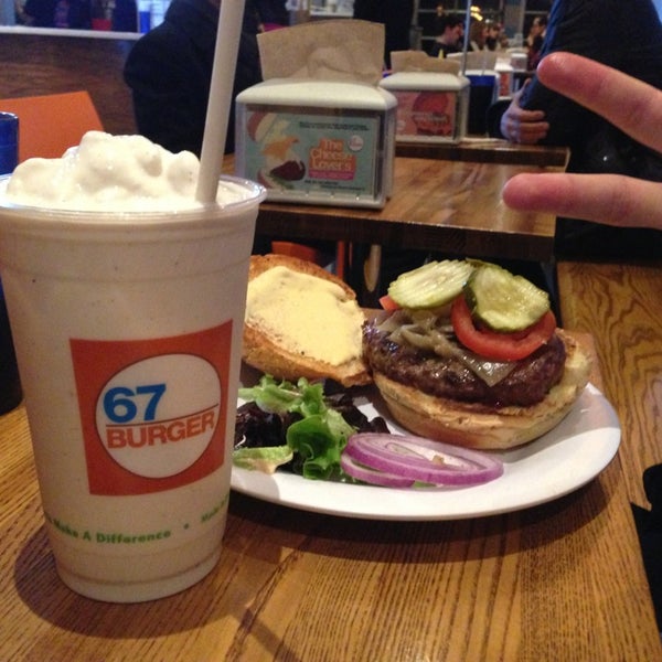 Снимок сделан в 67 Burger пользователем Daouna J. 2/24/2013