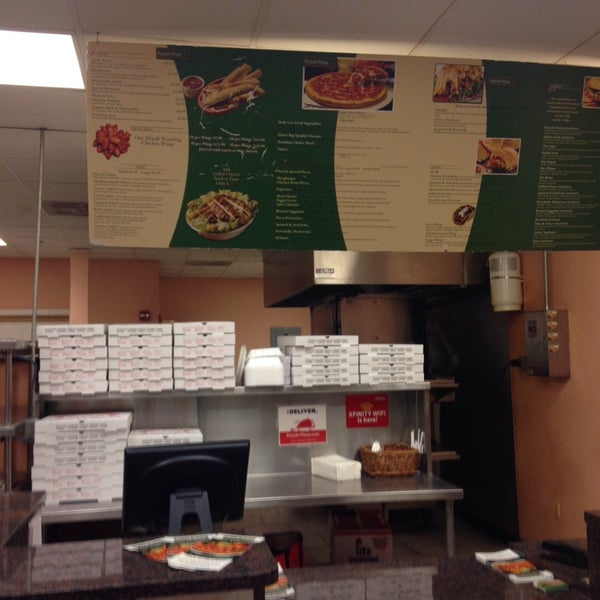 รูปภาพถ่ายที่ Pizzolis Pizzeria โดย khaled e. เมื่อ 11/14/2013