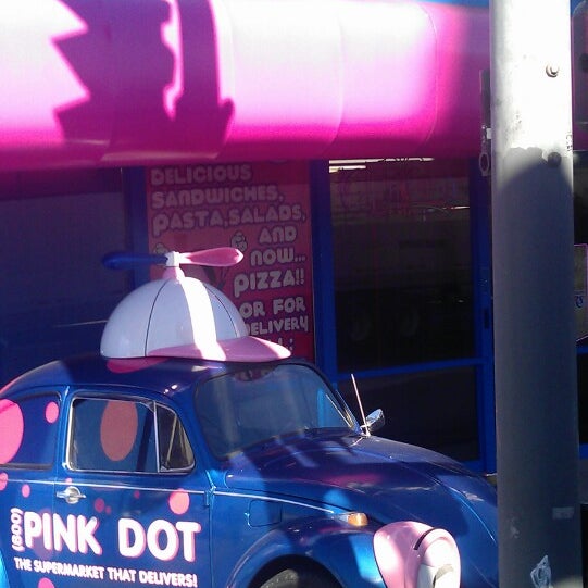 2/21/2013에 Hello Couture님이 Pink Dot에서 찍은 사진