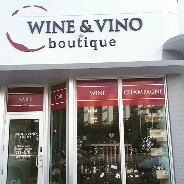 Foto scattata a Wine &amp; Vino Boutique da Wine &amp; Vino Boutique il 7/15/2016