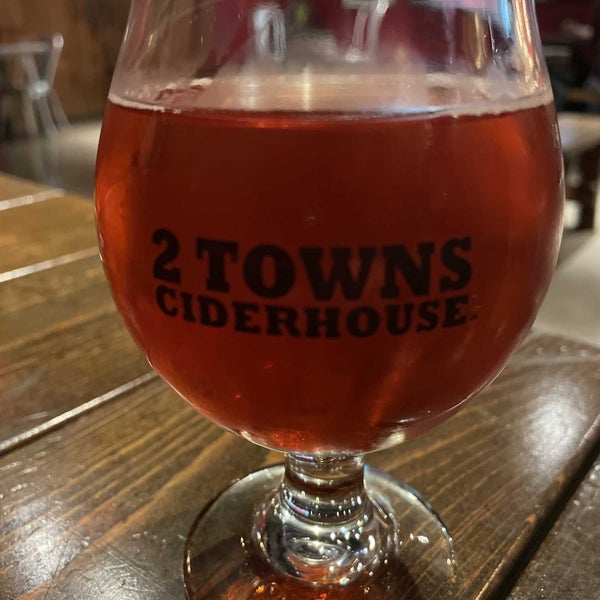 Photo taken at 2 Towns Ciderhouse by Robb M. on 12/15/2021