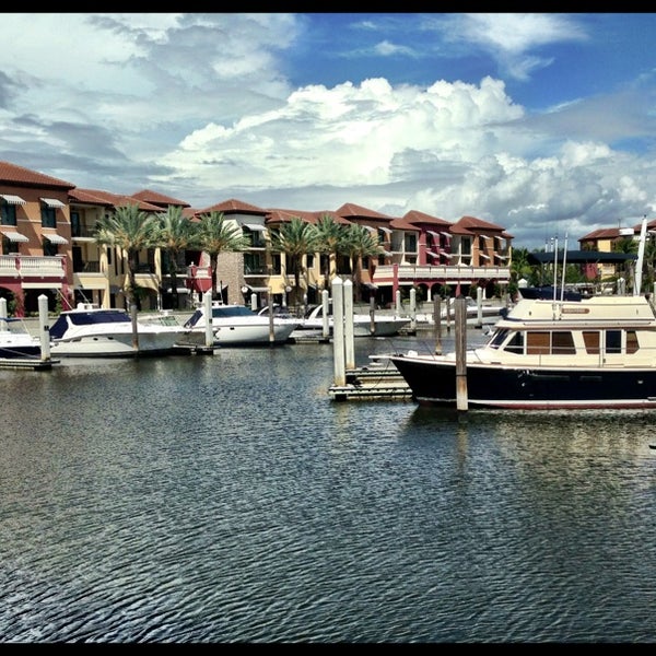 Das Foto wurde bei Naples Bay Resort and Marina von April am 6/1/2013 aufgenommen