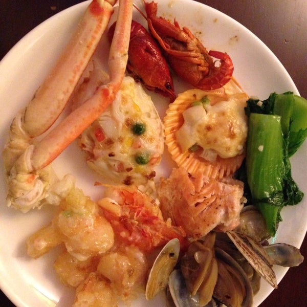 Photo taken at Hokkaido Seafood Buffet - Los Angeles by Jennifer L. on 11/24/2014