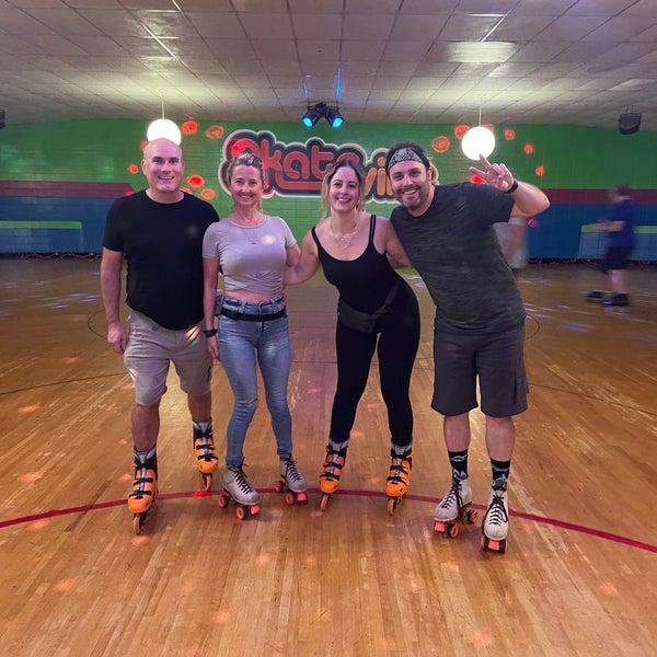 รูปภาพถ่ายที่ Skateville Family Rollerskating Center โดย Brendan S. เมื่อ 8/25/2022