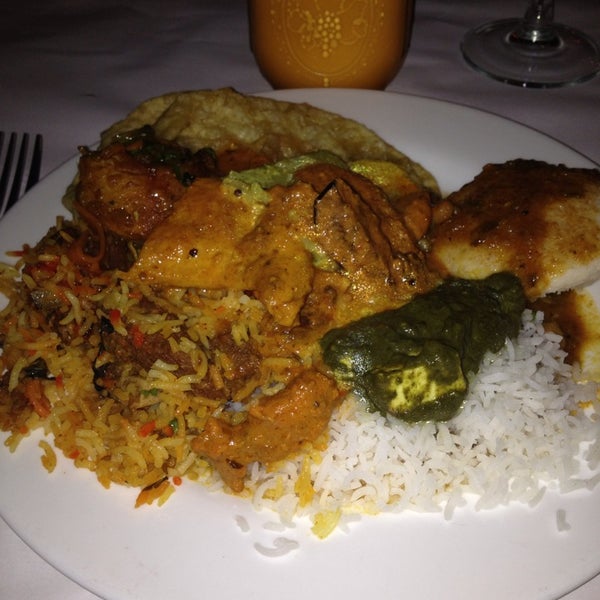 Foto tomada en Chola Eclectic Indian Cuisine  por Raj N. el 6/23/2013