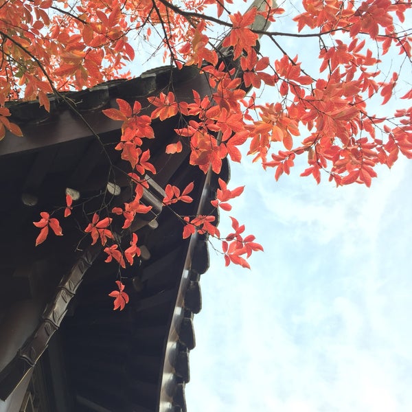 Foto diambil di Lan Su Chinese Garden oleh Flora Z. pada 10/30/2016