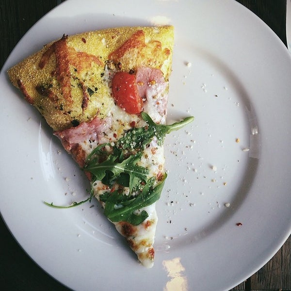 Foto diambil di Bacio Pizzeria oleh Jamelle B. pada 2/8/2014
