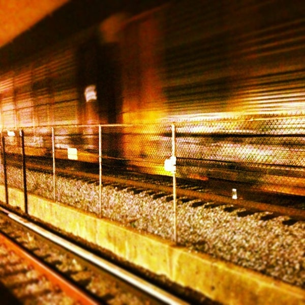 Foto tirada no(a) Takoma Metro Station por Russell B. em 4/7/2013