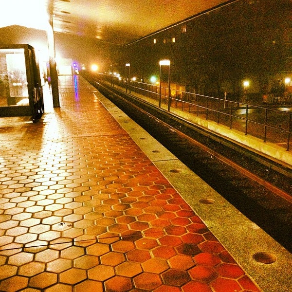 Braddock Road Metro Station Metro Station in Braddock Road Metro