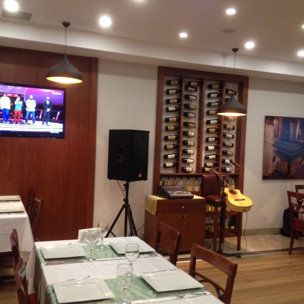 รูปภาพถ่ายที่ Byzantion Bistro &amp; Restaurant โดย fatih A. เมื่อ 7/26/2014