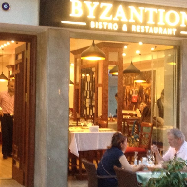 รูปภาพถ่ายที่ Byzantion Bistro &amp; Restaurant โดย fatih A. เมื่อ 7/17/2014
