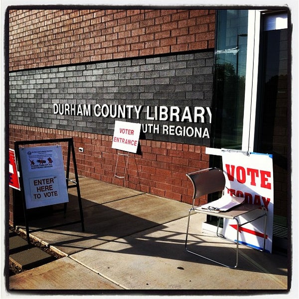 Foto tirada no(a) Durham County Library - South Regional por Cherie C. em 10/20/2012