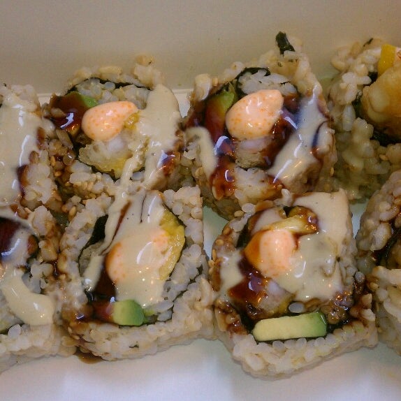 รูปภาพถ่ายที่ One Two Three Sushi โดย Neecie เมื่อ 5/24/2013