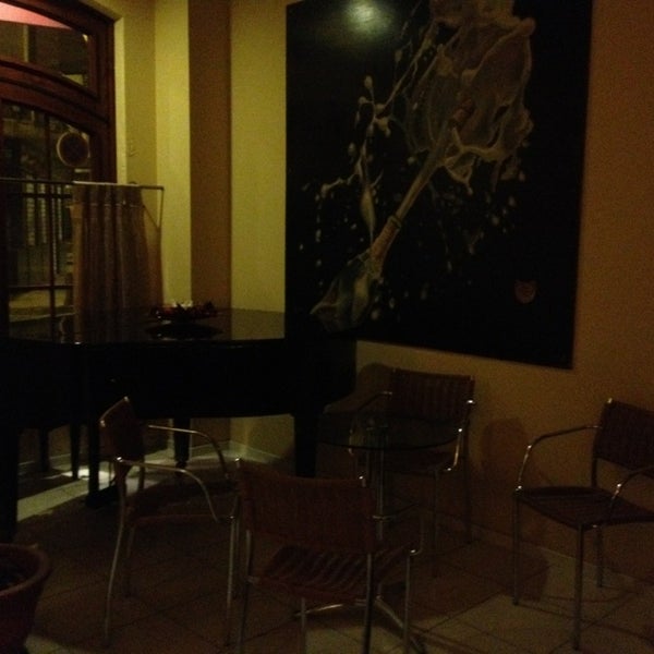 รูปภาพถ่ายที่ La Champagneria Jazz-Café โดย Lolo H. เมื่อ 3/5/2013