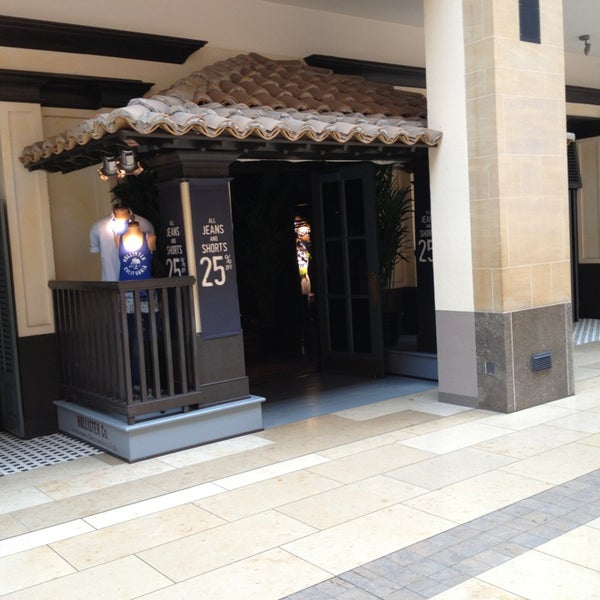 hollister cambridge opening times