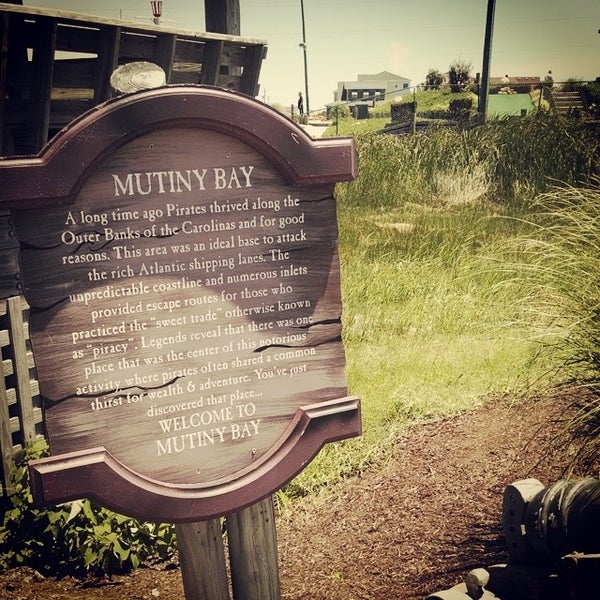 Das Foto wurde bei Mutiny Bay Adventure Golf von Gregory S. am 7/5/2014 aufgenommen