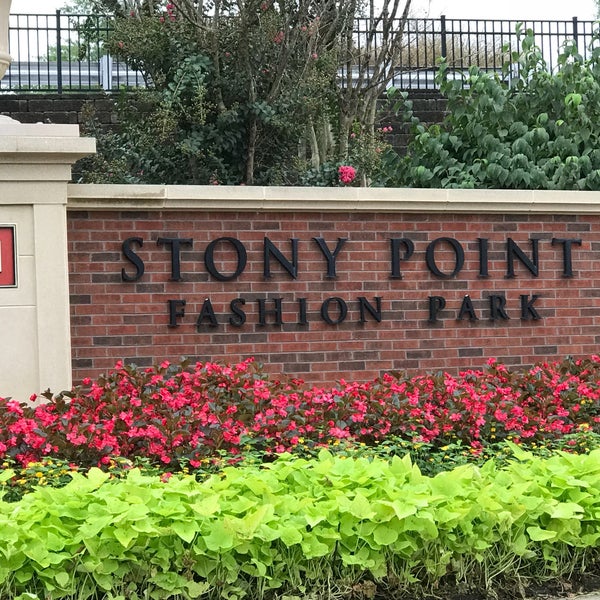 Das Foto wurde bei Stony Point Fashion Park von Sandy O. am 9/9/2018 aufgenommen