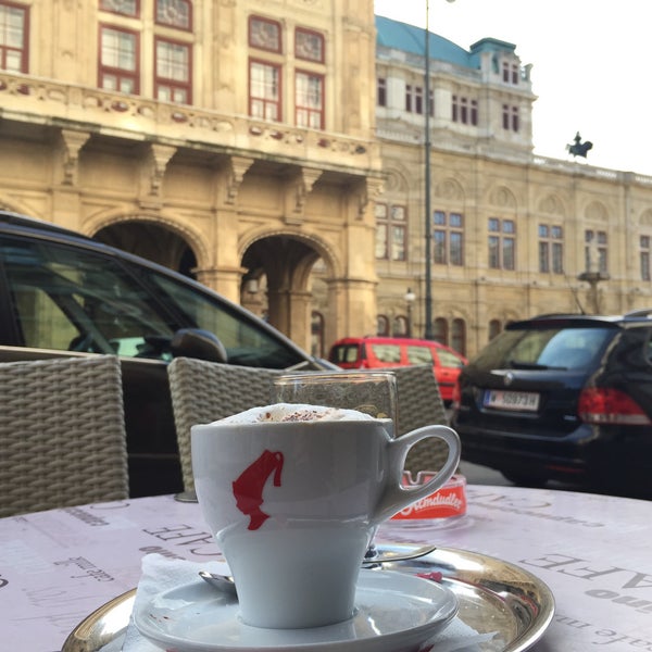 Das Foto wurde bei Café Oper Wien von Uldis V. am 4/18/2015 aufgenommen