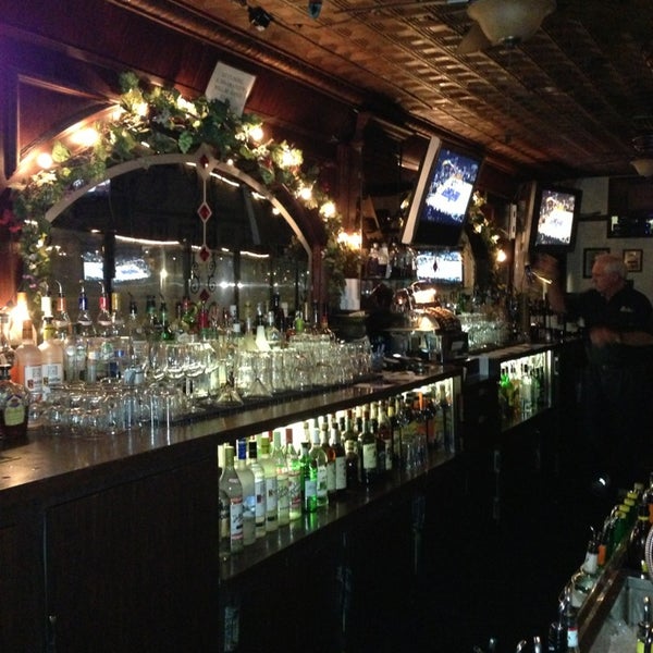 Das Foto wurde bei The Alley Restaurant &amp; Bar von Don K. am 1/30/2013 aufgenommen