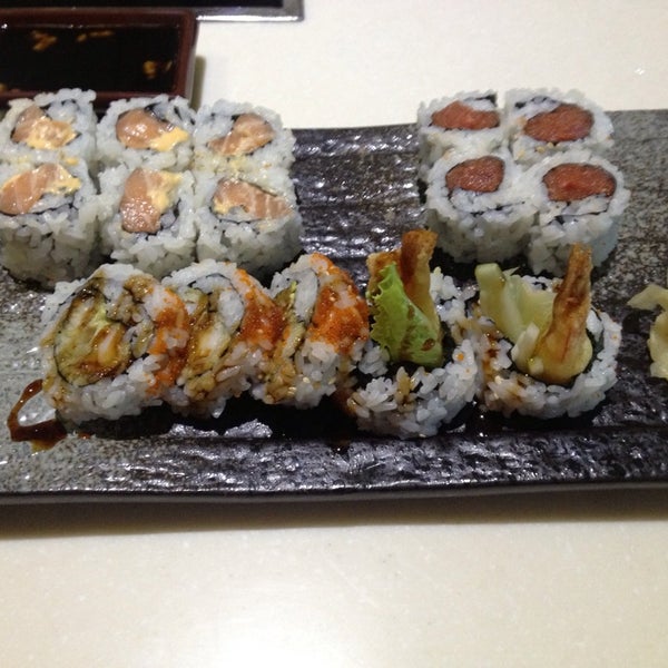 Снимок сделан в Fusion Fire Asian Fondue &amp; Sushi Bar пользователем Magen S. 7/17/2013