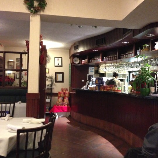 Снимок сделан в Camarra&#39;s Pizzeria &amp; Restaurant пользователем Andrew M. 12/16/2012
