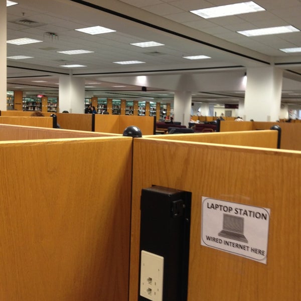 2/13/2013 tarihinde Chris C.ziyaretçi tarafından WSU David Adamany Undergraduate Library'de çekilen fotoğraf