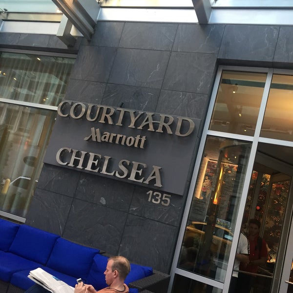 รูปภาพถ่ายที่ Courtyard by Marriott New York Manhattan/Chelsea โดย Kristin W. เมื่อ 6/24/2016