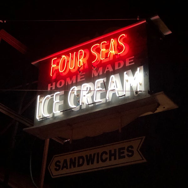 รูปภาพถ่ายที่ Four Seas Ice Cream โดย Chris W. เมื่อ 7/14/2019