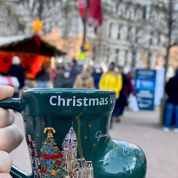 รูปภาพถ่ายที่ Christmas Village โดย Chris W. เมื่อ 12/22/2021