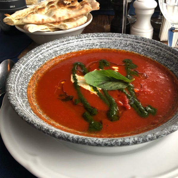 Spicy tomato soup - well done! Also the pizza diavolo very tasty. On Saturdays/Sundays prices for wine -50% for a bottle.