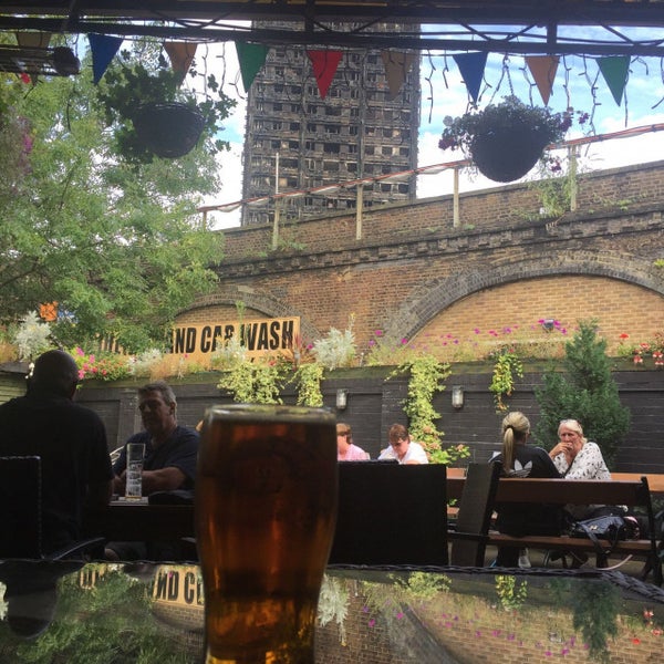 The Pig and Whistle Pub en White City