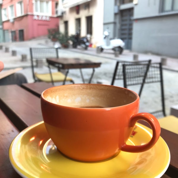 10/8/2017 tarihinde Mrtengzk A.ziyaretçi tarafından Coffee Ya Basta'de çekilen fotoğraf