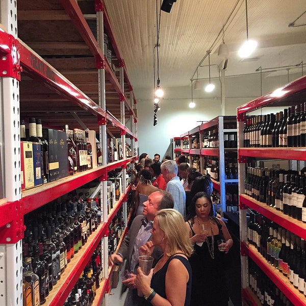 Foto tomada en Brady&#39;s Wine Warehouse  por Alex P. el 7/12/2015