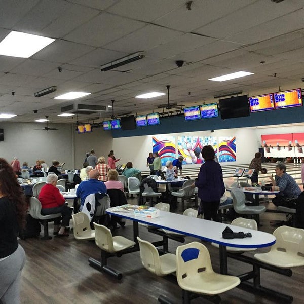 Colonial Bowling Lanes Harahan'da Bowling Salonu