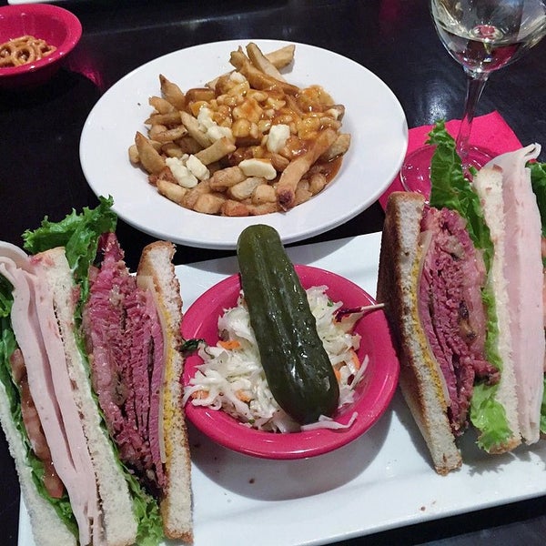 Das Foto wurde bei Dunn’s Famous Restaurant &amp; Delicatessen von amijat am 10/21/2014 aufgenommen