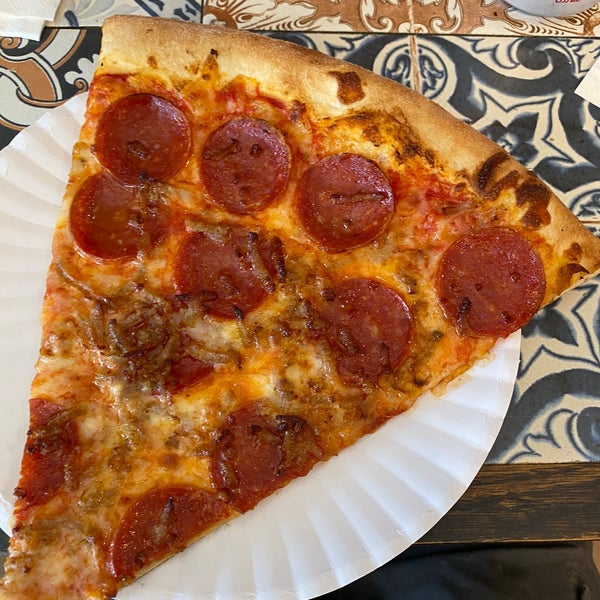 Foto diambil di Luigi&#39;s Pizza Fresca oleh Steve M. pada 7/28/2023