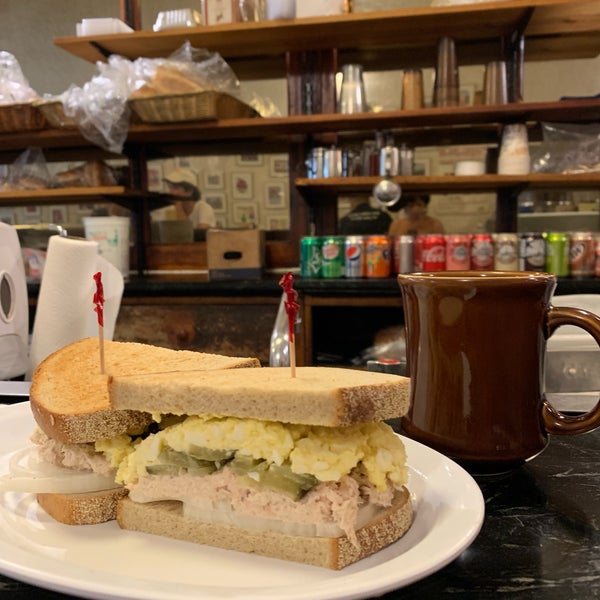 Foto diambil di Eisenberg&#39;s Sandwich Shop oleh Michal pada 8/31/2019