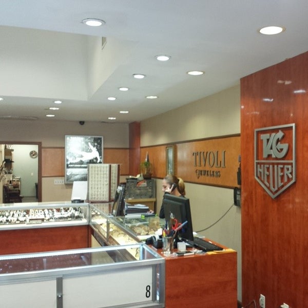 Photo taken at Tivoli Jewelers by Vicario Brensley P. on 7/9/2014