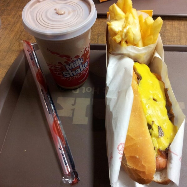 7/20/2013にMichelle K.がFrank Dogs &amp; Burgersで撮った写真