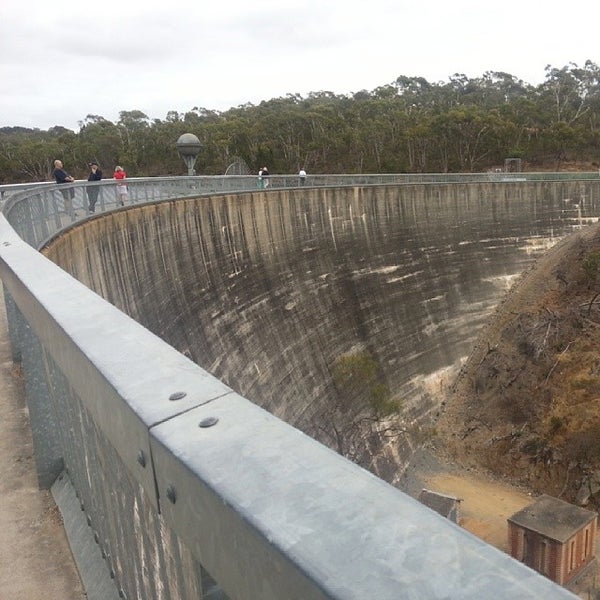 Whispering wall. Дамба разговаривает. Полукруглая дамба новая. Whispering wall. Стена в австралии.