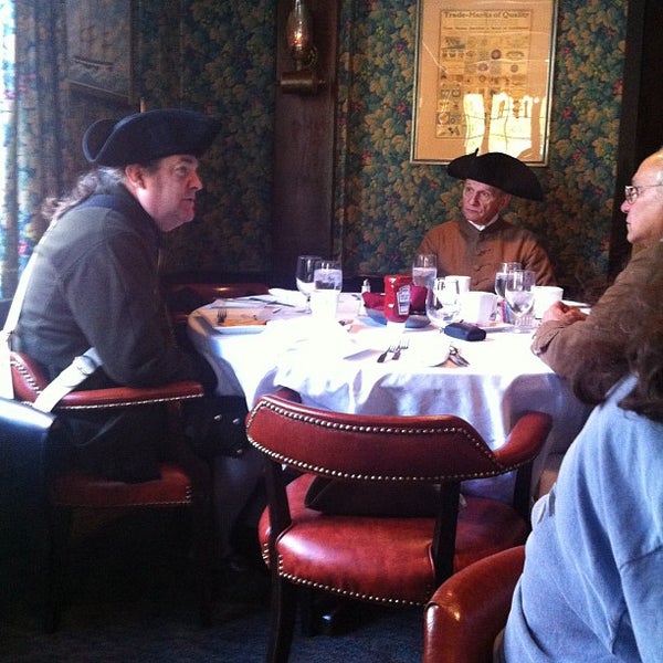 Снимок сделан в Colonial Inn Restaurants пользователем Justin 11/3/2012