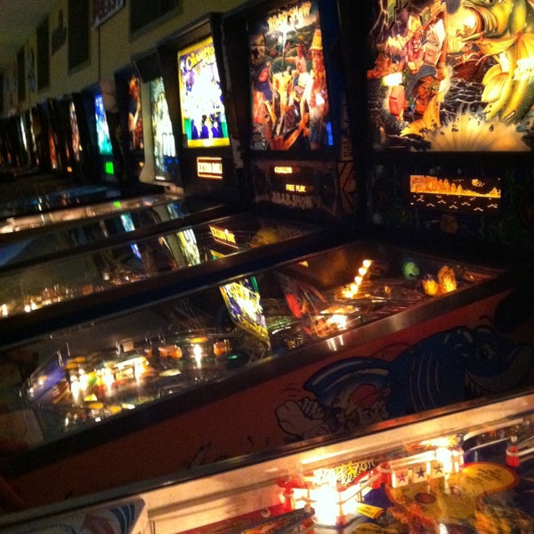 5/4/2013 tarihinde Christine L.ziyaretçi tarafından Joystix Classic Games &amp; Pinballs'de çekilen fotoğraf