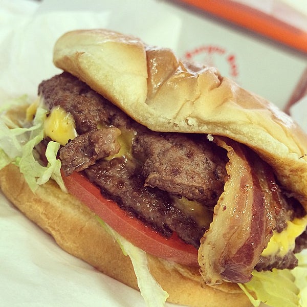 รูปภาพถ่ายที่ Burger Boy โดย Taylor B. เมื่อ 3/20/2015