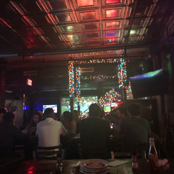 Das Foto wurde bei Iron Bar &amp; Lounge von Tracy L. am 5/27/2019 aufgenommen