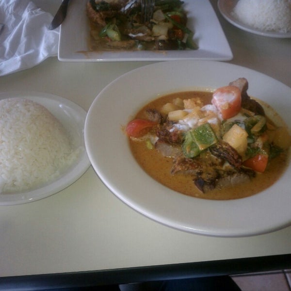 Foto diambil di Sunisa&#39;s Thai Restaurant oleh Becky D. pada 4/17/2013