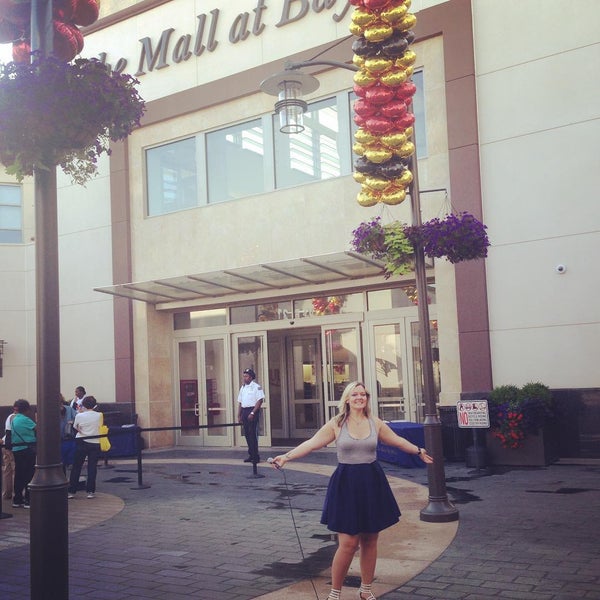 Das Foto wurde bei The Mall at Bay Plaza von Kathryn H. am 8/14/2015 aufgenommen