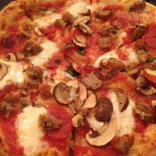 Das Foto wurde bei Pizzo&#39;s Pizzeria and Wine Bar von Erin C. am 9/1/2013 aufgenommen