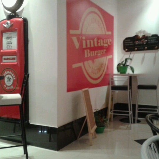 Foto tirada no(a) Vintage Burger por Fernanda S. em 10/25/2012