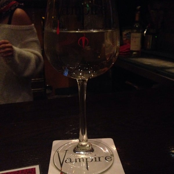 4/5/2014 tarihinde Lauren K.ziyaretçi tarafından Vampire Lounge &amp; Tasting Room'de çekilen fotoğraf